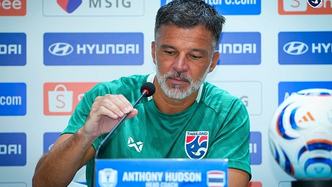 HLV Anthony Hudson của Thái Lan lên tiếng về vụ va chạm với ông Gavin Lee